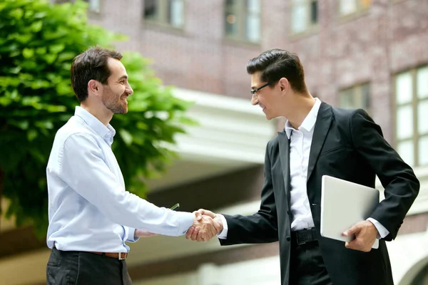 Deal Businessmen Colleagues Standing Office Street Shaking Hands Partnership Cooperation — Stock Photo, Image