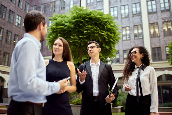 Business People Employees Colleagues Standing Office Street Lively Talking Cooperation — Stock Photo, Image