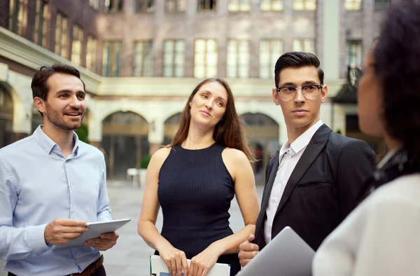 Business People Employees Colleagues Standing Office Street Lively Talking Cooperation — Stock Photo, Image