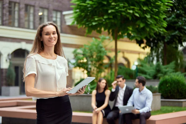 Focus Smiling Businessman Employee Standing Office Tablet Blurred People Background — Stock Photo, Image