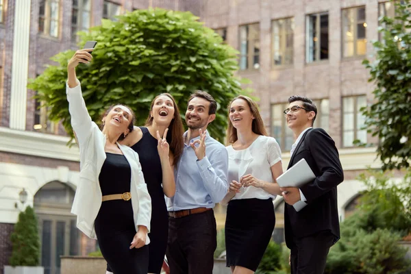 Grupo Jóvenes Empleados Pie Fuera Oficina Tomando Selfies Juntos Equipo — Foto de Stock