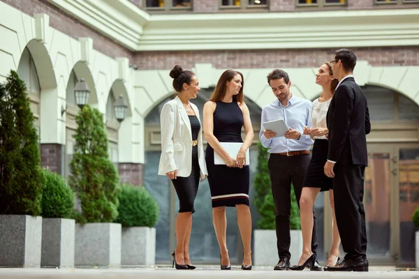 Group People Colleagues Employees Standing Office Walking Talking Friendly Team — Stock Photo, Image