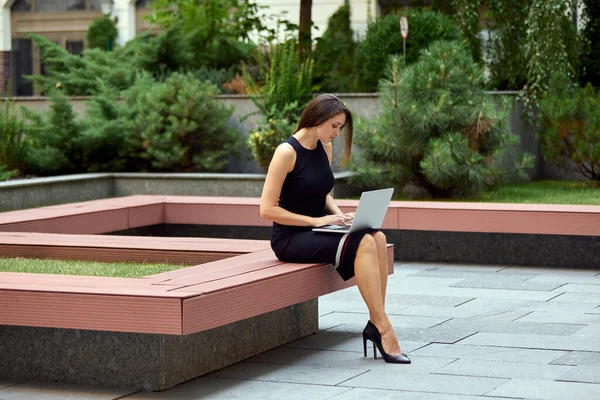 Młoda Bizneswoman Siedząca Ławce Przed Biurem Pracująca Online Laptopie Lider — Zdjęcie stockowe