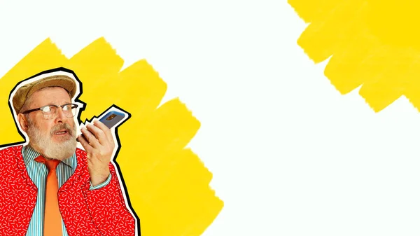 現代美術のコラージュ 抽象的な背景の上に携帯電話で話してメガネのシニア男 バナーだ 高齢者の国際デーの概念 社会問題 10月1 ポスター — ストック写真
