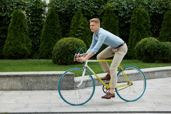 スタイリッシュな若い男 オフィスワーカー 暖かい夏の日に通りに沿って自転車で働くために乗って従業員 屋外の背景 ビジネス アクティブライフスタイル ファッション 生態学の概念 — ストック写真
