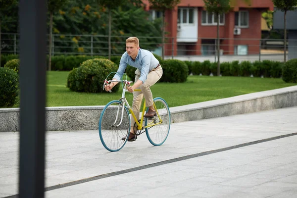 スタイリッシュな若い男 オフィスワーカー 暖かい夏の日に通りに沿って自転車で働くために乗って従業員 都市の背景 ビジネス アクティブライフスタイル ファッション 生態学の概念 — ストック写真