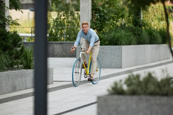 スタイリッシュな 深刻な若いビジネスマン 暖かい夏の日に通りに沿って自転車で働くために乗ってオフィスワーカー 都市の背景 ビジネス アクティブライフスタイル ファッション 生態学の概念 — ストック写真