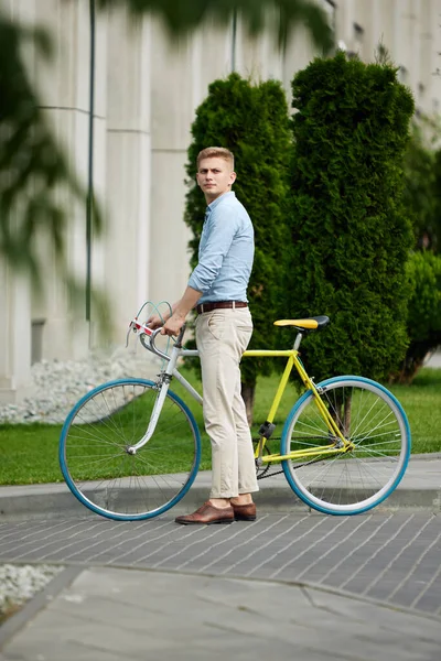 Yakışıklı Ciddi Bir Genç Adam Cadde Üzerinde Şık Resmi Giysiler — Stok fotoğraf