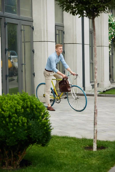 Bello Elegante Uomo Affari Abiti Eleganti Casual Andare Ufficio Bicicletta — Foto Stock