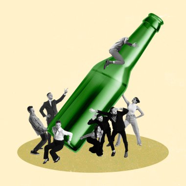 Gençler, çalışanlar dev bira şişesini taşıyor ve tırmanıyor. Parti ve akşam rahatlaması için hazırlanıyorum. Çağdaş sanat eserleri. İş, ofis, parti, oktoberfest, boş zaman, reklam