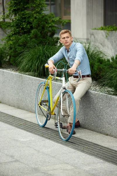 ビジネスマン オフィスワーカーは自転車でオフィスの外の通りに座って スタイリッシュなスマートカジュアル服を着ています 都市の背景 ビジネス アクティブライフスタイル ファッション 生態学の概念 — ストック写真