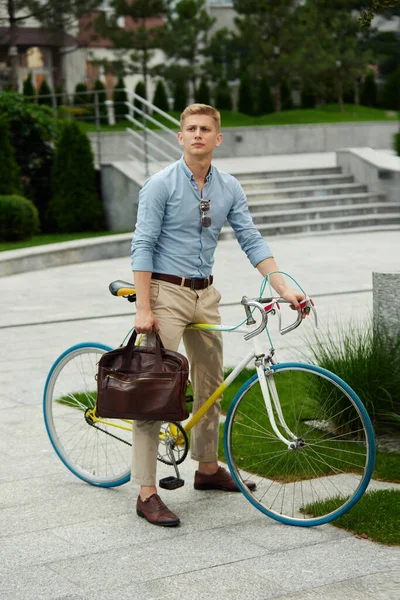 Genç Yakışıklı Adamı Süslü Şık Günlük Giysiler Içinde Bir Ofis — Stok fotoğraf