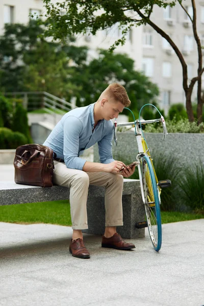 Κομψό Νεαρό Επιχειρηματία Smart Casual Ρούχα Κάθεται Στην Παραλία Ποδήλατο — Φωτογραφία Αρχείου