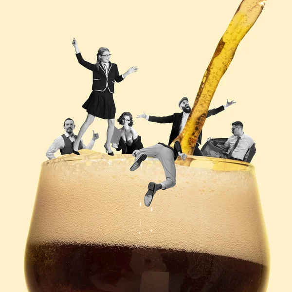 Funcionários Felizes Alegres Divertindo Depois Trabalho Mergulhando Cerveja Espumosa Celebração — Fotografia de Stock