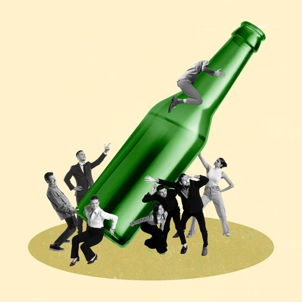 年轻人 员工背着并爬上了巨大的啤酒瓶 准备派对和晚上的放松 当代艺术品 办公室 闲暇时间 广告等概念 — 图库照片