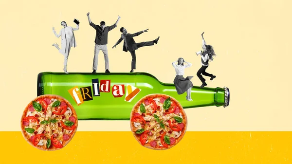 Счастливые Радостные Сотрудники Рабочие Встают Бутылку Пива Колесами Пиццы Вечера — стоковое фото