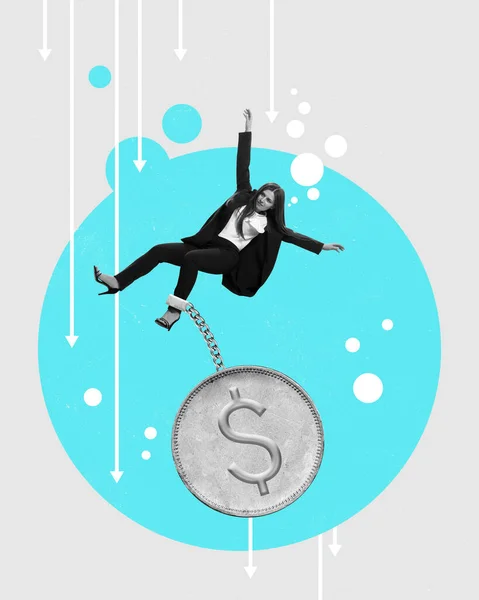 年轻的女性 员工带着象征企业金融危机的硬币倒下了 当代艺术拼贴 业务概念 专业挑战 办公室 — 图库照片