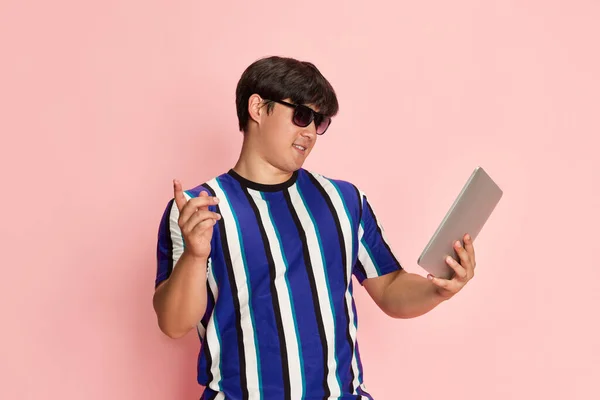 Güneş Gözlüklü Genç Adam Tablete Bakıyor Çalışıyor Oynuyor Internette Pembe — Stok fotoğraf