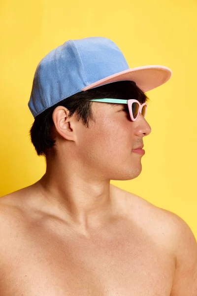 Profil Portret Młodego Człowieka Okularach Przeciwsłonecznych Czapce Pozowanie Bez Koszulki — Zdjęcie stockowe