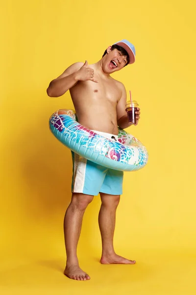Pełnowymiarowy Obraz Młodego Człowieka Kąpielówkach Stojącego Kręgu Pływackim Pijącego Koktajl — Zdjęcie stockowe