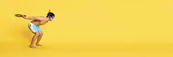 Молодой Человек Плавках Ластах Плавательной Маске Готовый Нырять Фоне Жёлтой — стоковое фото