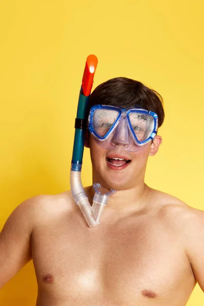 水泳マスクを身に着けている若い男の肖像画 泳ぐと黄色のスタジオの背景に対してダイビングする準備ができました 夏の概念 余暇時間 人間の感情 — ストック写真