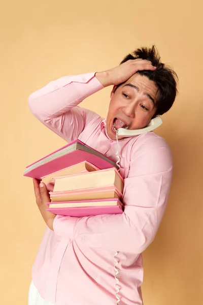 Portrét Mladého Emocionálního Muže Jak Mluví Telefonu Nese Mnoho Knih — Stock fotografie