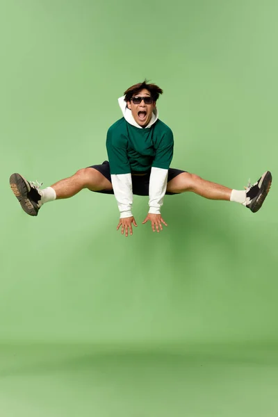 Retrato Hombre Joven Elegante Con Gafas Sol Ropa Deportiva Saltando — Foto de Stock