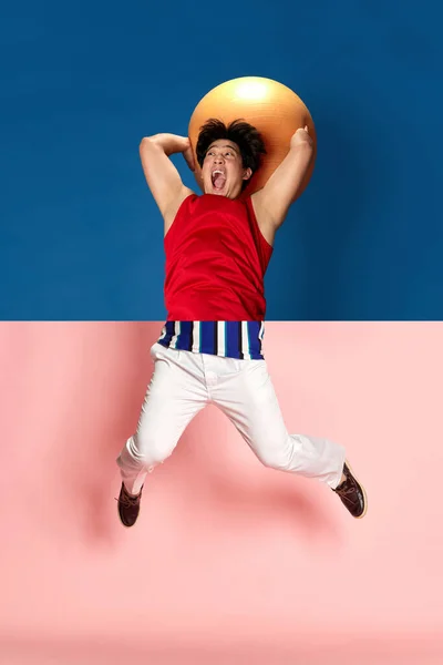 Colagem Mistura Esporte Aparência Casual Jovem Posando Sobre Fundo Azul — Fotografia de Stock