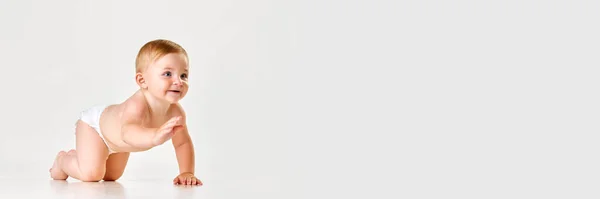 Мбаппе Симпатичный Ребенок Девочка Малыш Пеленках Ползает Полу Белом Студийном — стоковое фото