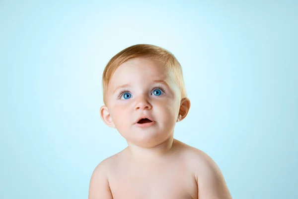 Gyönyörű Kisbaba Portréja Kék Szemű Kisgyermek Aki Odafigyel Kiváncsian Néz — Stock Fotó