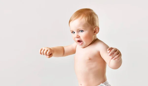 Portré Gyönyörű Kisbaba Kisgyermek Teszi Első Lépéseket Séta Szemben Fehér — Stock Fotó