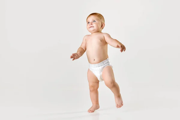 Ganzkörperbild Eines Kleinen Babys Kleinkindes Das Erste Schritte Macht Geht — Stockfoto
