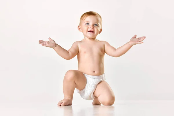 Bebé Adorável Criança Fralda Calmamente Sentada Brincando Contra Fundo Estúdio — Fotografia de Stock