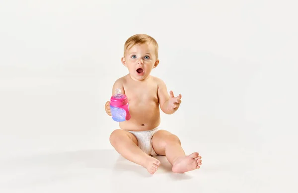 Lindo Adorable Bebé Niño Pequeño Pañal Sentado Comiendo Bebiendo Agua —  Fotos de Stock