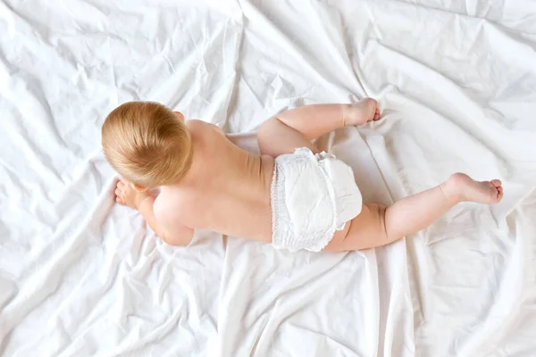 美しい かわいい小さな赤ちゃん おむつでトッドラーは静かにベッドの上に横たわり 子供の世話をする 子供の頃の概念 新生児のライフスタイル Adのためのスペースをコピーする — ストック写真