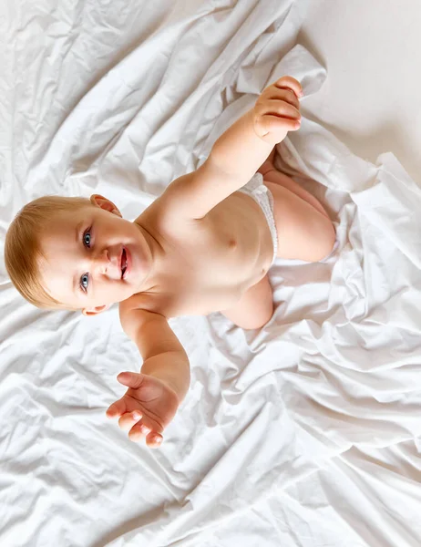 美しい かわいい小さな赤ちゃん おむつでトッドラーは静かにベッドに座って 遊んで休んでいます 子供の世話をする 子供の頃の概念 新生児のライフスタイル Adのためのスペースをコピーする — ストック写真