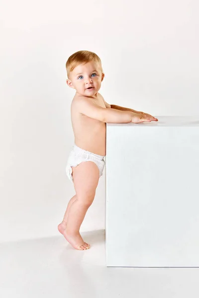 Full Lengde Bilde Plikt Vakre Barn Småbarn Med Blå Øyne – stockfoto