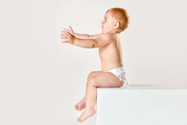 Retrato Pequeno Bebê Bonito Criança Fralda Calmamente Sentada Olhando Jogando — Fotografia de Stock