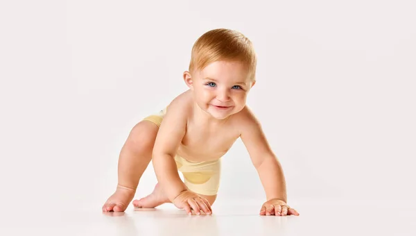 美しく かわいい赤ん坊 幼い子供は笑顔で 白いスタジオの背景に対して床で遊び クロールします 子供の頃の概念 新生児のライフスタイル Adのためのスペースをコピーする — ストック写真