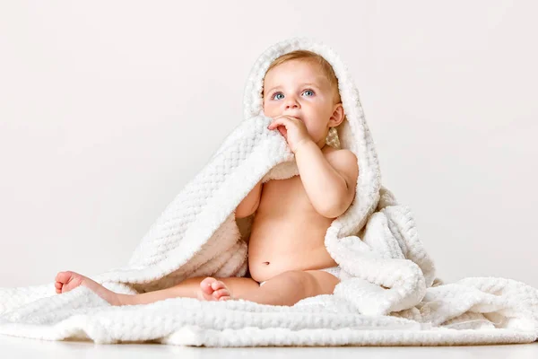 かわいい かわいい赤ちゃん 静かに白いスタジオの背景にタオルに座っている子供 シャワーのあと 子供の頃の概念 新生児のライフスタイル Adのためのスペースをコピーする — ストック写真