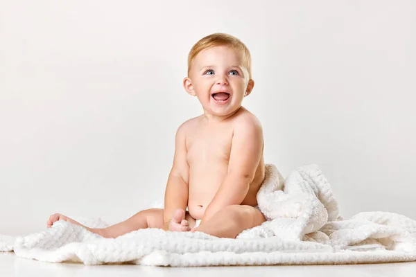 かわいい かわいい赤ちゃん 落ち着いてタオルに座って白いスタジオの背景に微笑んでいる子供 シャワーのあと 子供の頃の概念 新生児のライフスタイル Adのためのスペースをコピーする — ストック写真