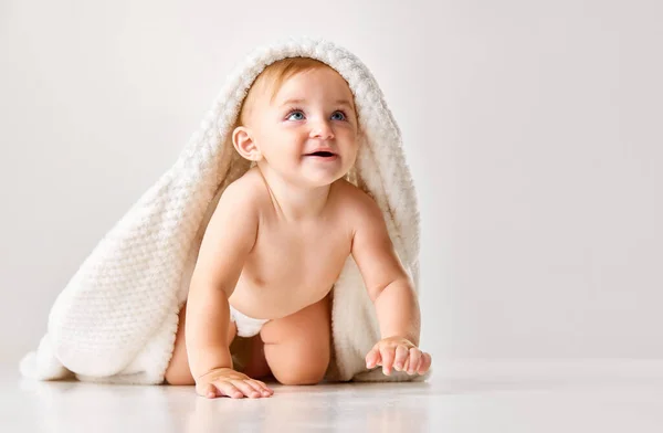 かわいい かわいい赤ちゃん 静かに白いスタジオの背景にタオルに座っている子供 シャワーのあと 子供の頃の概念 新生児のライフスタイル Adのためのスペースをコピーする — ストック写真