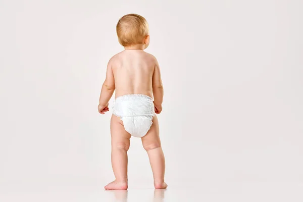 Beyaz Stüdyo Arka Planında Bebek Çocuk Bebek Bezi Giymiş Bir — Stok fotoğraf