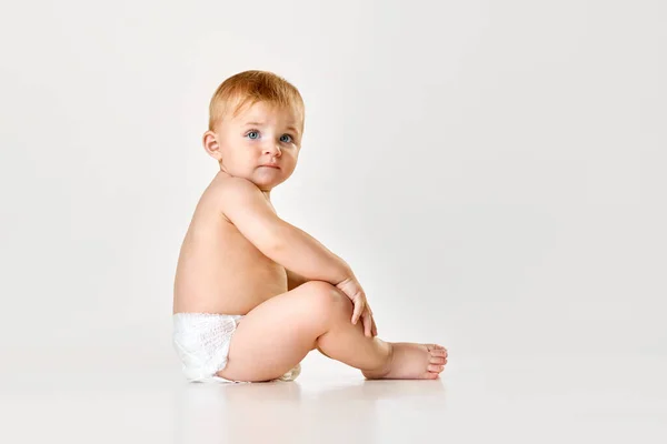 Bebé Lindo Criança Fralda Sentada Chão Contra Fundo Estúdio Branco — Fotografia de Stock