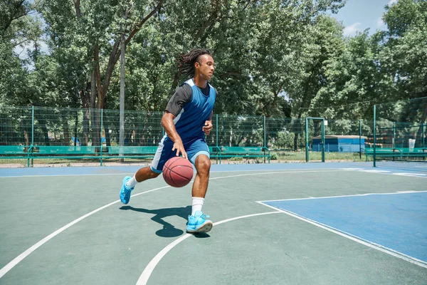 Imagen Dinámica Del Joven Jugador Baloncesto Uniforme Azul Entrenando Aire —  Fotos de Stock