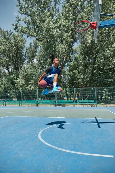 スラムダンク 暖かい日にスポーツサグラウンドで屋外でバスケットボールをする若者の全長のイメージ プロスポーツ ゲーム アクティブライフスタイルのコンセプト — ストック写真