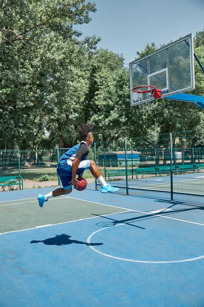 Слэм Данк Полнометражный Образ Молодого Человека Движении Играющего Баскетбол Свежем — стоковое фото