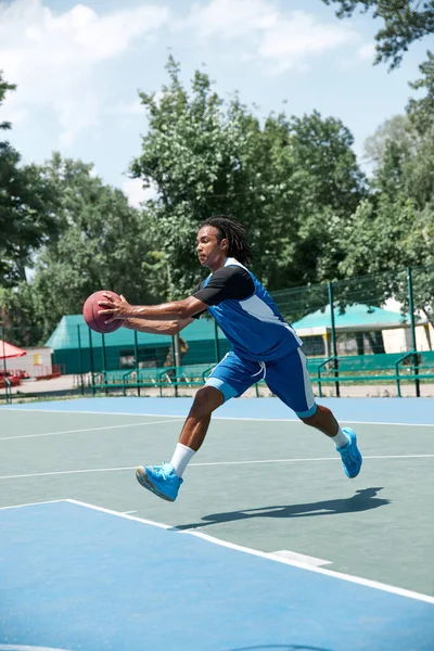 Imagen Completa Joven Deportista Uniforme Azul Entrenando Jugando Baloncesto Campo —  Fotos de Stock