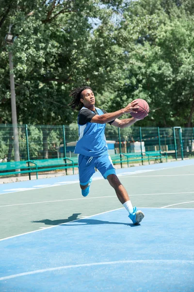 Imagen Completa Del Joven Competitivo Uniforme Azul Jugando Baloncesto Lanzando —  Fotos de Stock